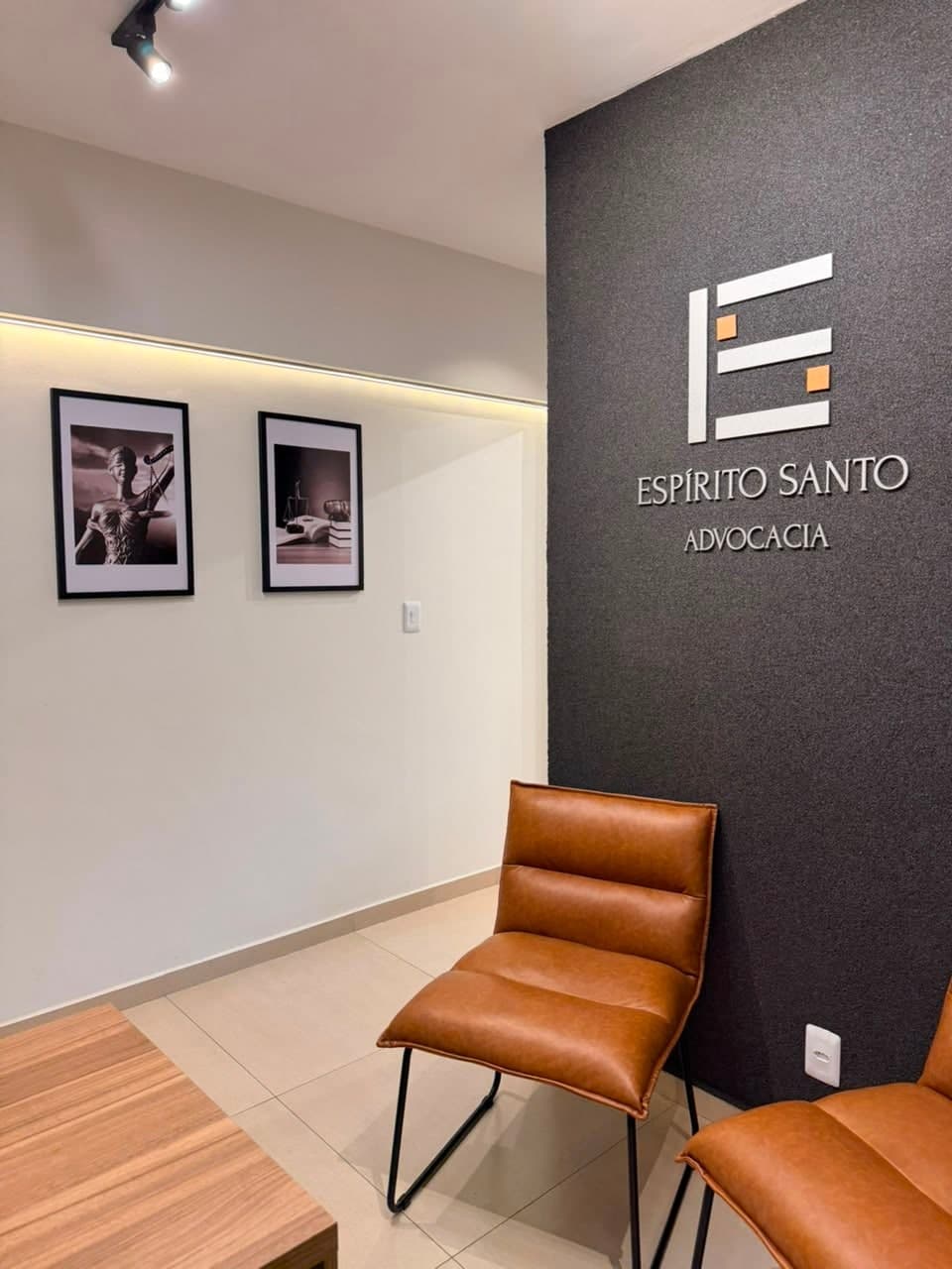 Corredor do escritório com quadros institucionais