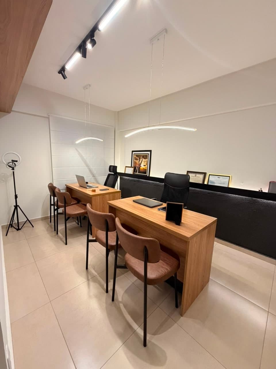 Sala de atendimento com certificações da equipe